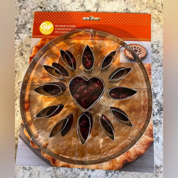 NWT Decorative Leaves and Heart Metal Top Pie Crust Cutter - Picture 1 of 3
